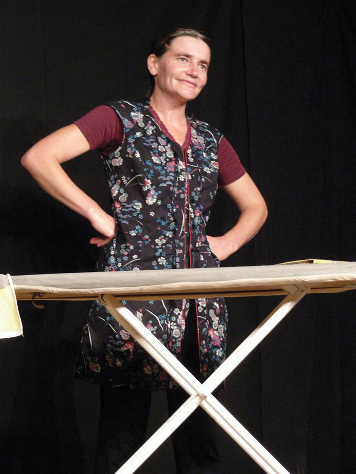 Cœur de braco
le spectacle joyeux sur le braconnage en Sologne par Véronique Blot,
Crédit photo : Evelyne Pallier Véronique Blot sur scène incarnant Bernadette la braconnière solognote, Elle est
derrière une planche à repasser et à les mains sur les hanches, Photo prise à la première
représentation de Cœur de braco au musée La Maison du braconnage à Chaon, Loir-et-Cher